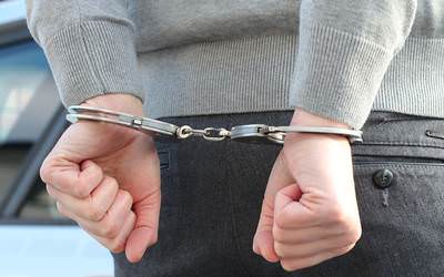 detenidos esposas aprehension
