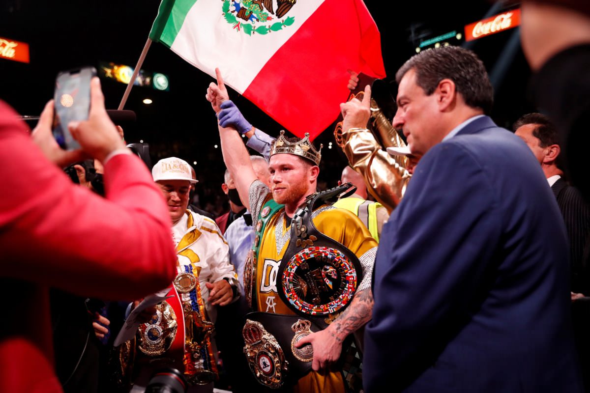 "Canelo" Álvarez gana por nocáut técnico a Plant y es el nuevo campeón unificado