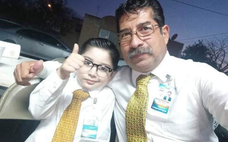 Niño orgulloso de su abuelo celebra fiesta con temática de operador de autobús